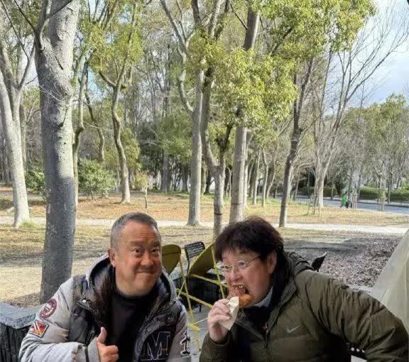 近日74岁的谭咏麟与好友曾志伟在日本街头开心地享受''饕餮盛宴''——美味的帝王
