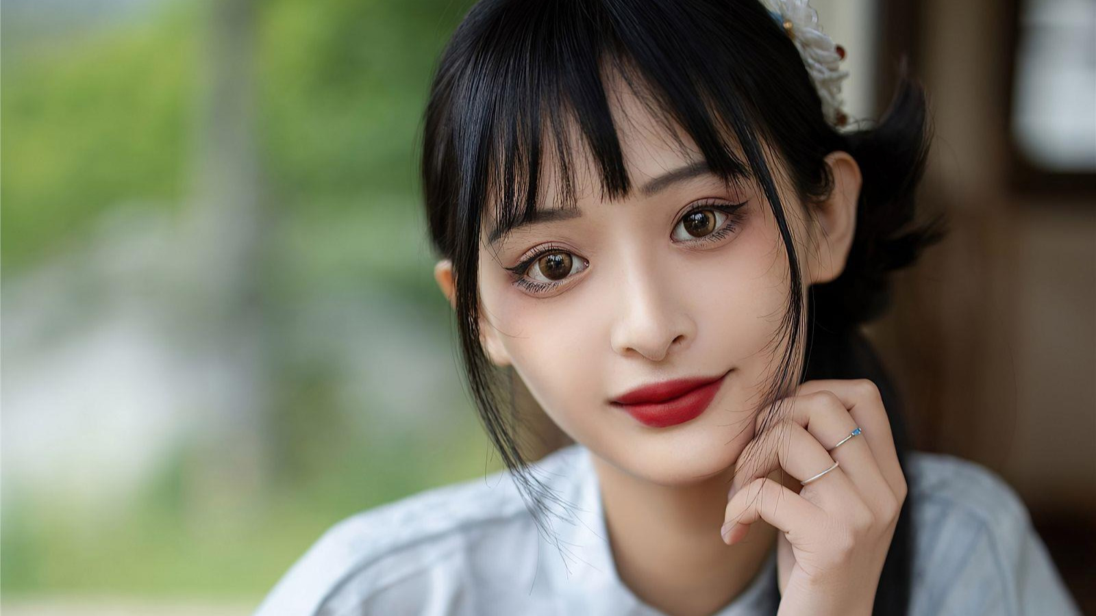 美女壁纸：婉约俏佳人