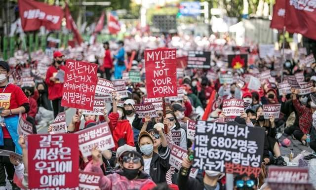 韩国现在的女权已经彻底癫狂了！从开始的不谈恋爱不结婚，不生娃，不和男性发生关系，