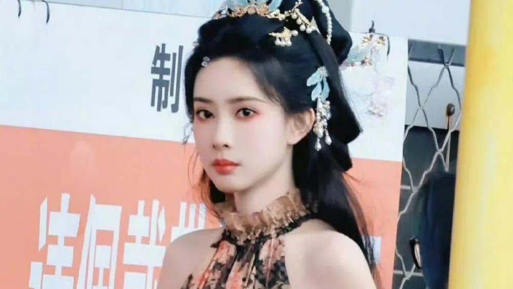 孟子义参加《大侦探》录制，蓝色古装清雅又明艳，妆造不输电视剧