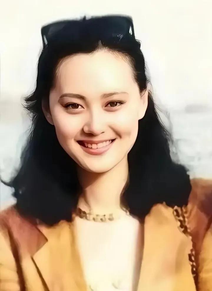 哇，年轻时的大宋佳，真的好美啊！
她的大眼睛明亮又有神，笑起来弯弯的，眼眸转动间