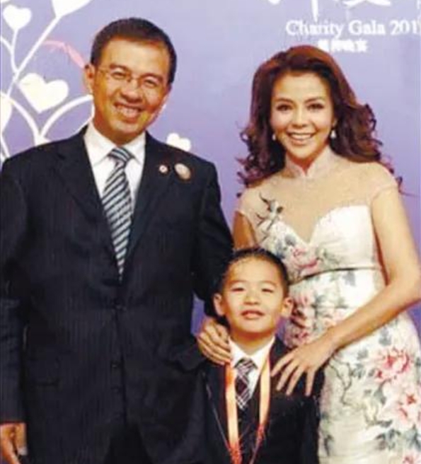2004年，主持人王志向相识不到100天的朱迅求婚了，朱迅哪里经历过这样的大场面