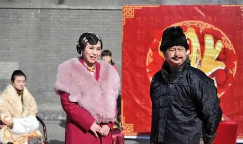 1928年的某个夜晚，张宗昌的大婚现场灯火辉煌。新娘是14岁的评剧名旦朱宝霞，被