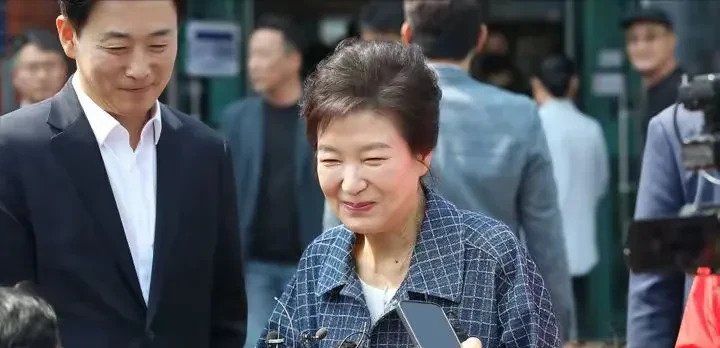 两位韩国前总统现身投票，过得咋样了？











万万没想到，那两位曾