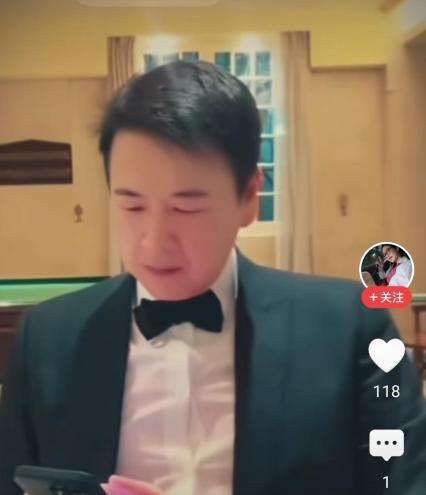 赖文峰说，过几天去上海，先定婚礼旗袍。  楚铃却勃然大怒，婚礼筹备？现在哪有心思