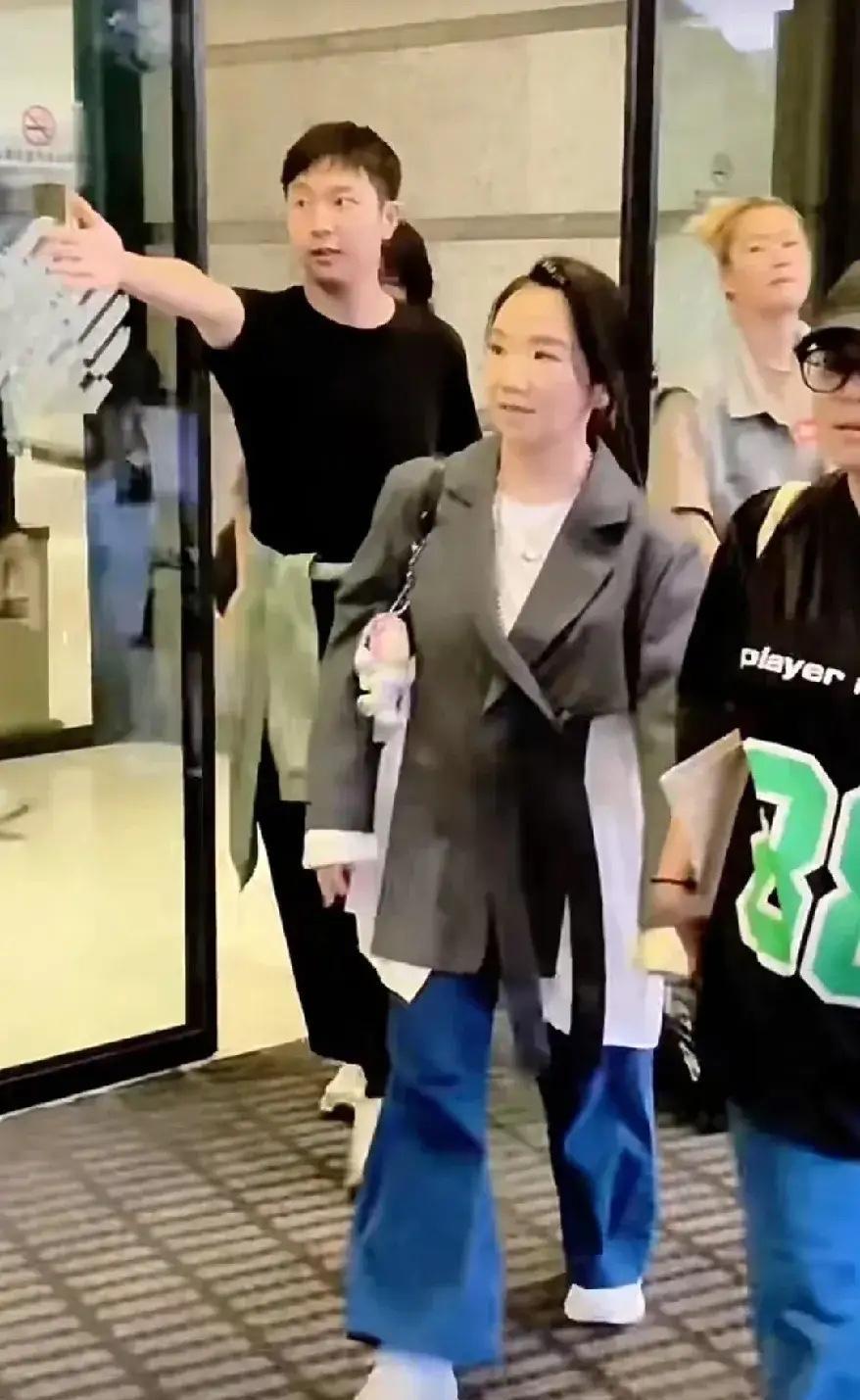 陶晶莹上东方卫视？网友炸了：快回台湾吧！
嚯！这两天东方卫视请陶晶莹来上海录节目