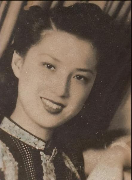 1918年，一个女孩因为结婚6年无法生孩子，被丈夫赶出了家。之后她被一个年轻军官