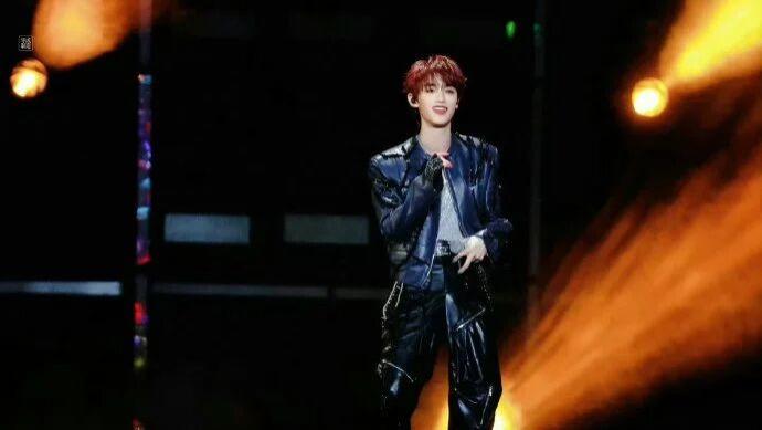 硬皮裹锐身，红发撞冷廓；热烈从不是 “艳压场”，是冷硬裹着炽，越撞越戳氛围核