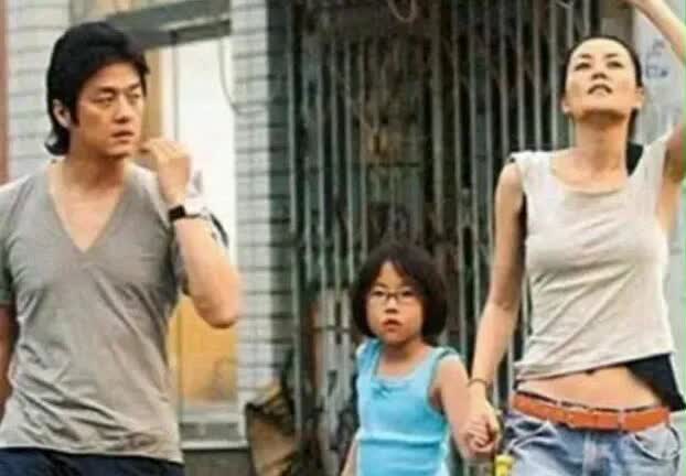 其实早些年的李亚鹏还是比谢霆锋帅气，五官精致，有棱有角的，至少身材高挑，和王菲带