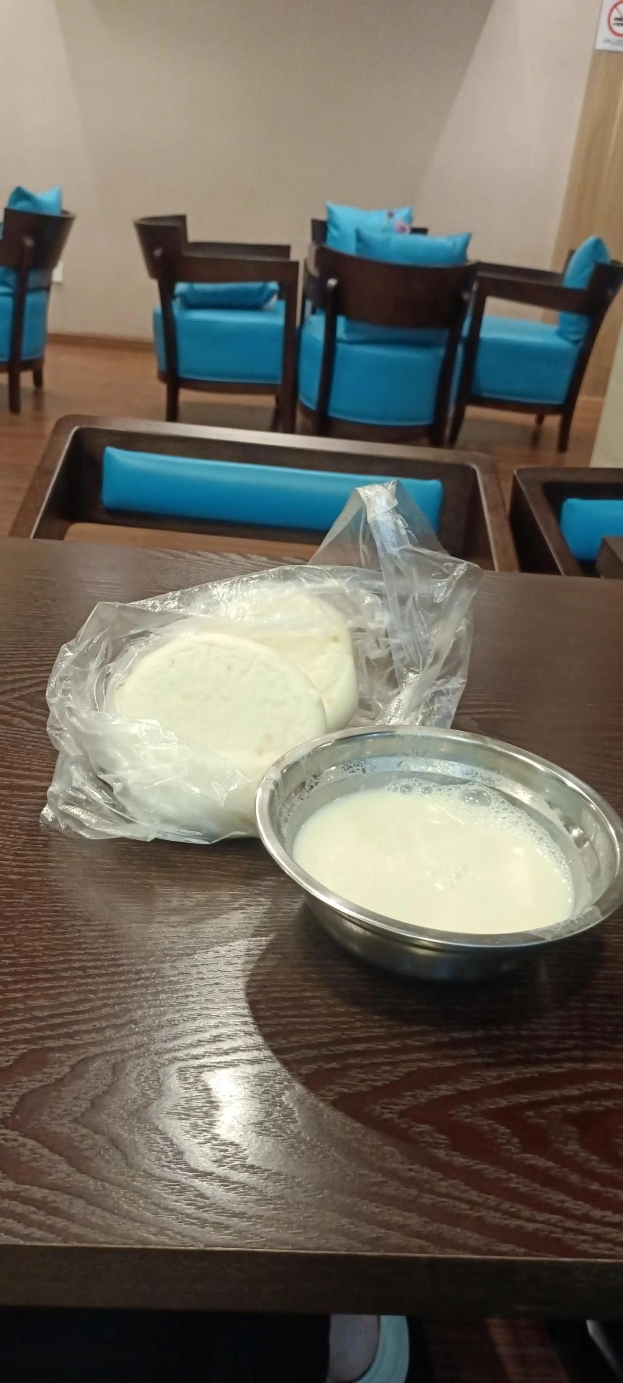 早上上班就馋这口！阿姨自己包的肉包子，咬下去汤汁直冒，配着顺滑豆浆，一口包子一口