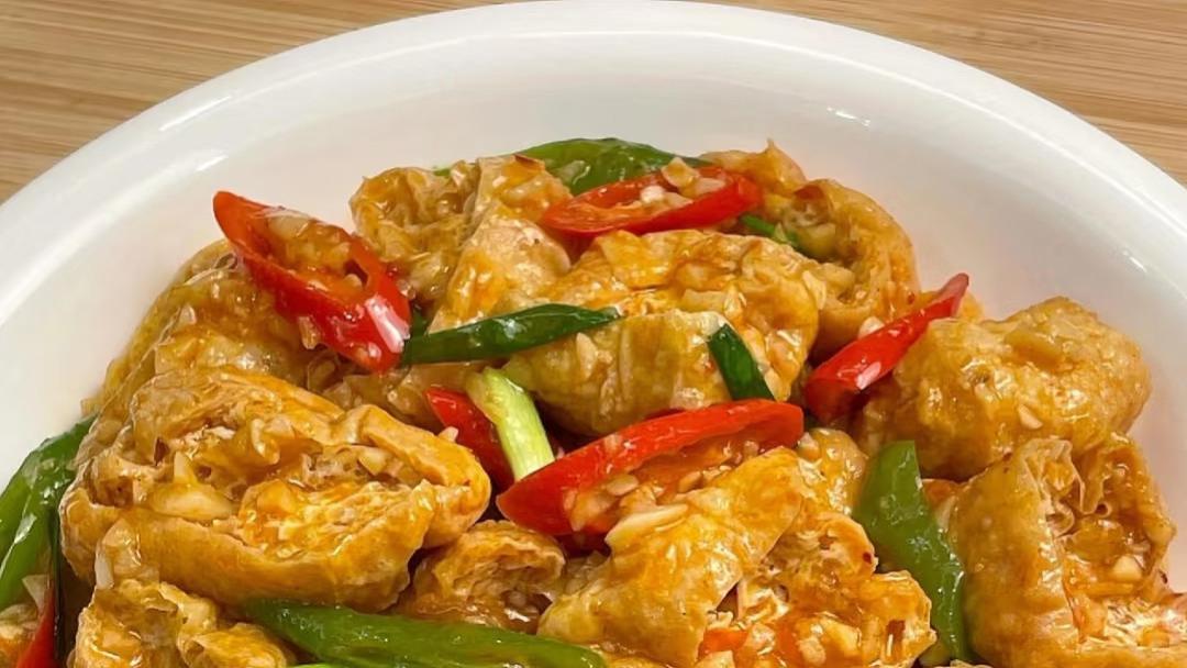 辣椒炒油豆腐：一盘下饭神器里的烟火诗