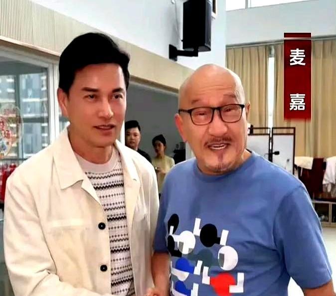 81岁的麦嘉与69岁的吕良伟。
好家伙，这状态真是绝了！
尤其是吕良伟，站那儿跟