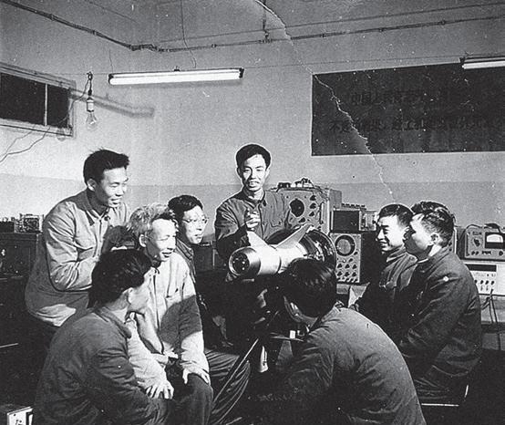 1960年，中国正在研制首枚空空导弹时，苏联专家突然撤离，我方导弹总设计师急中生