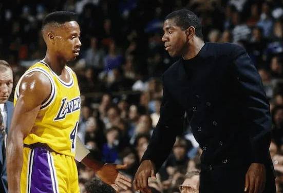 根据某媒报道，湖人历史上的今天，拜伦-斯科特砍下32分，魔术师约翰逊贡献三双，带