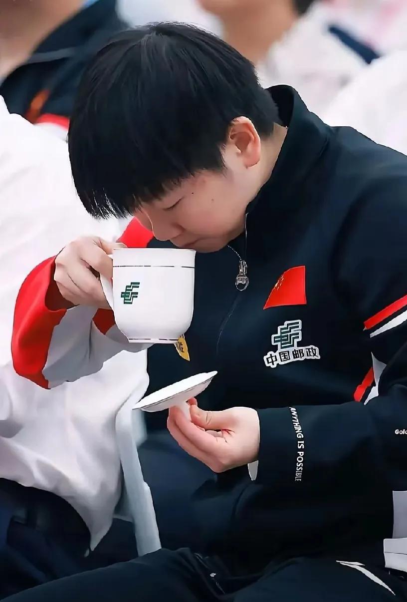 “莎局”上班啦！
注意看她这喝茶动作，
那叫一个标准，妥妥的体制内喝茶示范！
孙
