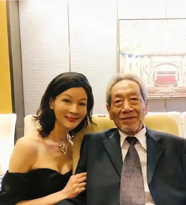 2013年，30岁的饶芯语疯狂追求王奎荣。她对王奎荣表示，什么车子、房子、票子啥