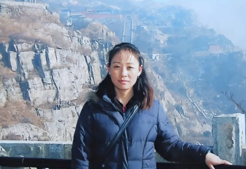 1998年，内蒙一女子自家商店被盗，女子通过足迹跟踪到盗贼，该女子被破格聘请到一