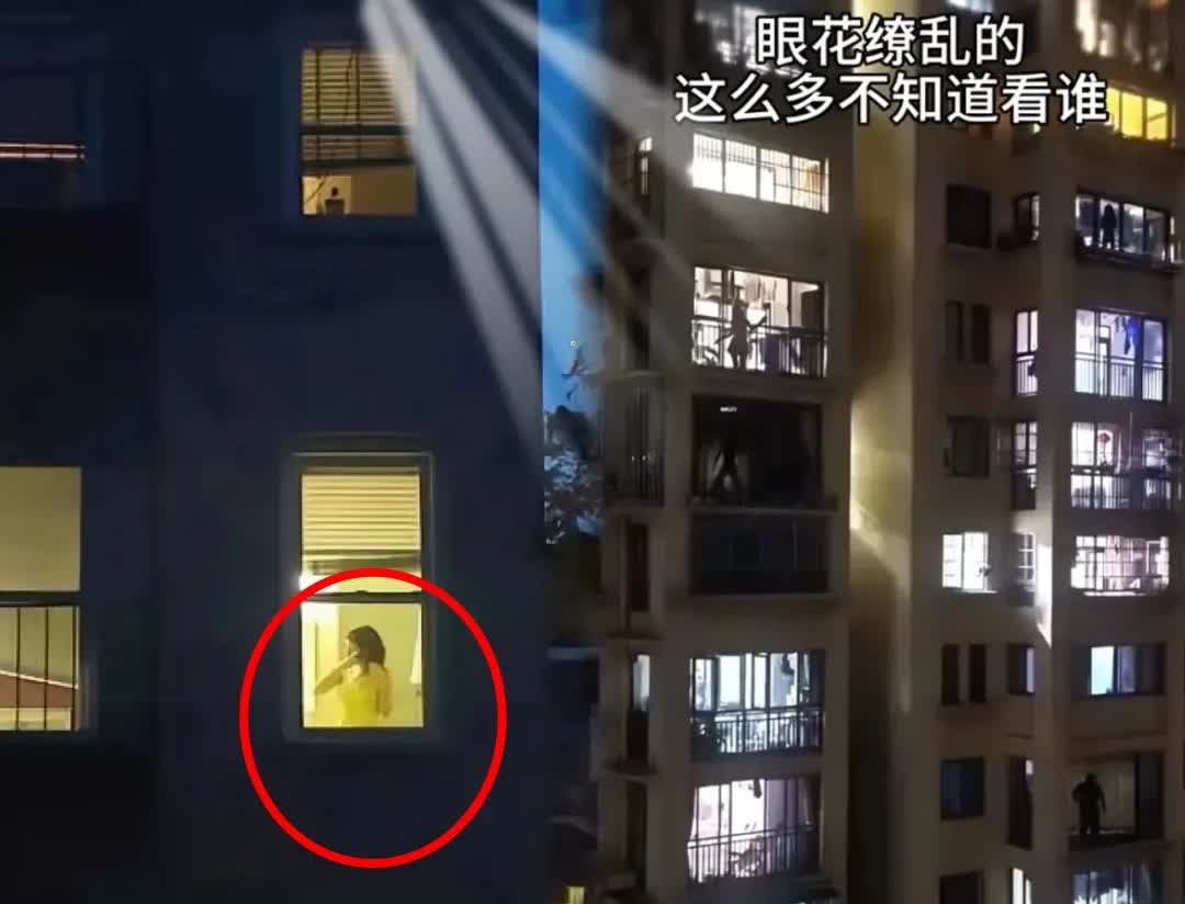 广东一女子嫌天热，在家就一丝不挂地晃悠，还不拉窗帘，甚至在窗前办公、吹风。

