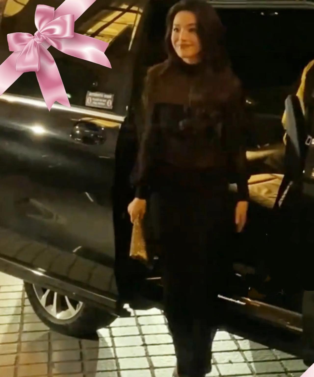 近日，舒淇以绝美容颜闪耀巴黎时装周，一袭黑色高领长裙剪裁得体，细节之处尽显高端时
