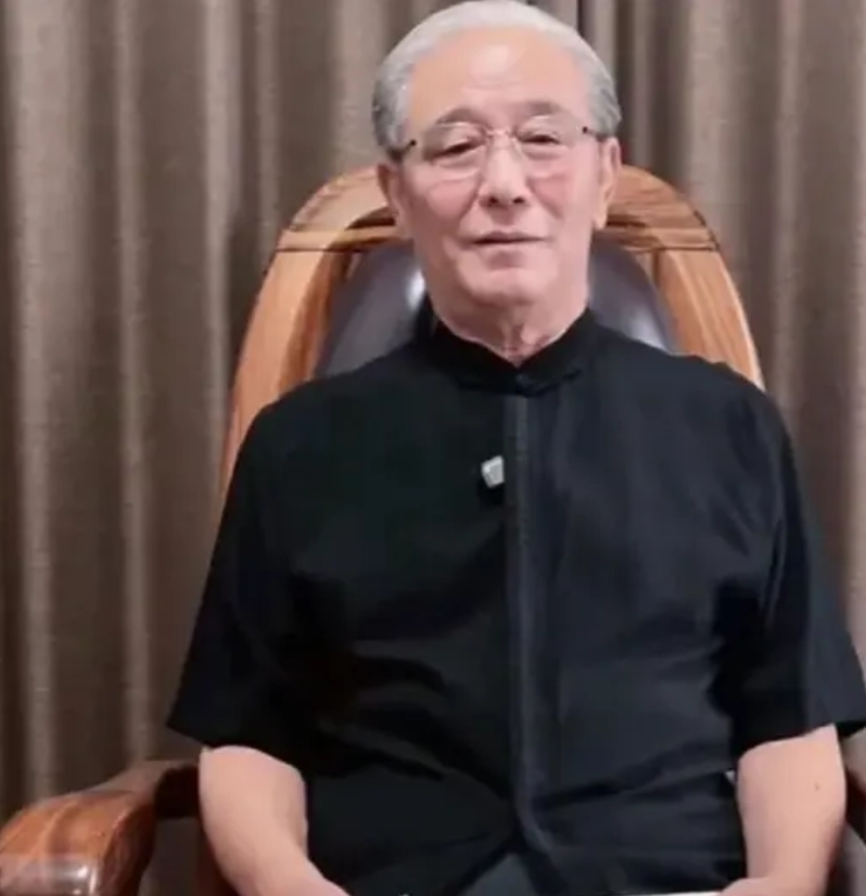 现在凭良心说，正经八百的相声全国说的最好的，除了宝字辈的马志明先生，你还能说出第