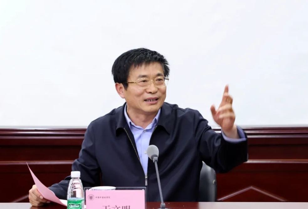 在中医药管理局任职近20年的于文明近日官宣落马。

纵观于文明的工作履历，学中医