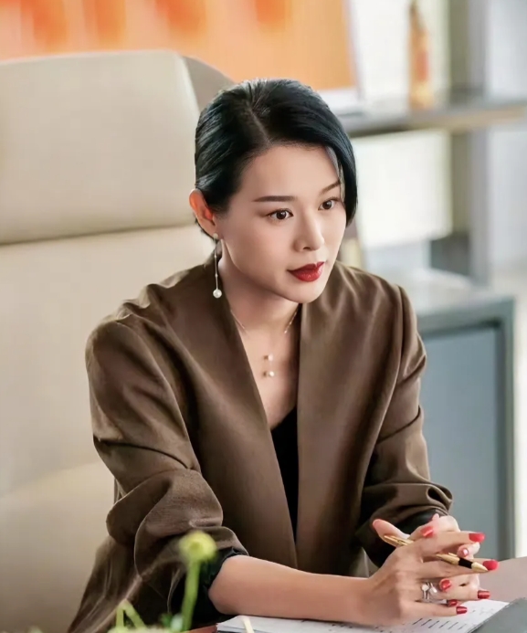 看了《蛮好的人生》，我开始有点理解高鑫了。
胡杏儿这么完美的女人，
谁不喜欢啊？