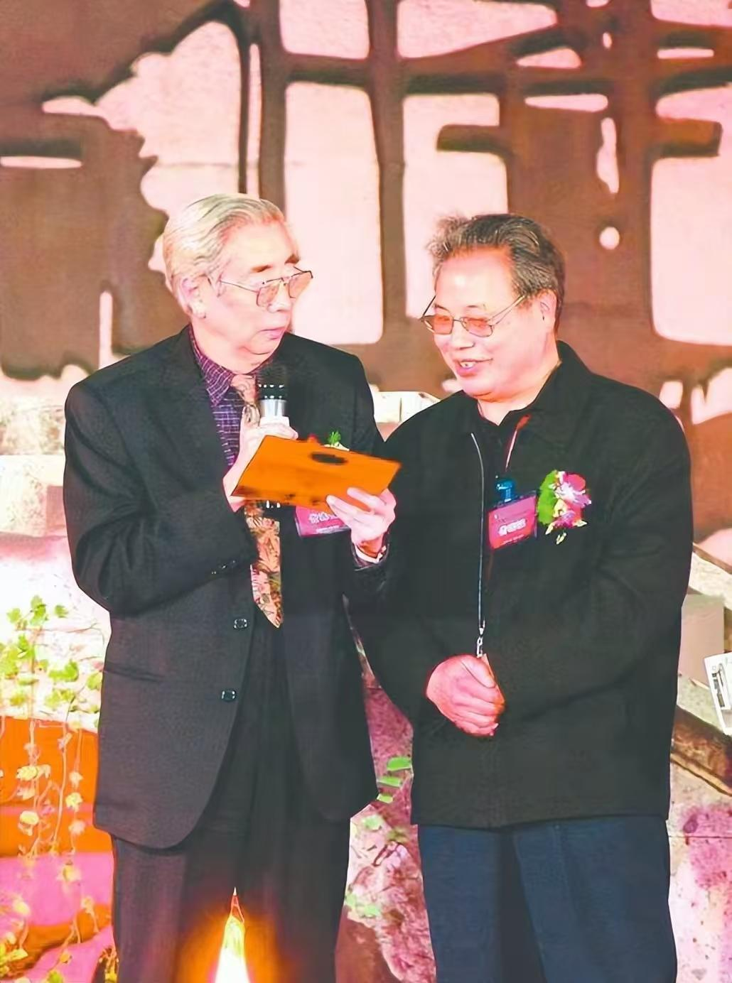 就在周令飞因为被叫做“鲁迅孙子”这一称呼而烦恼的时候，农民章贵，却因为被称作“闰