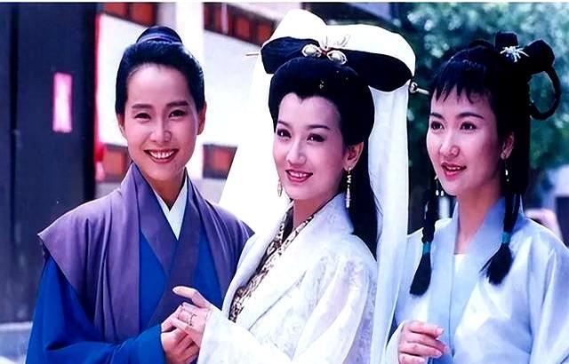 说起叶童，大家都知道她是反串许仙才火起来的。
把许仙演得活灵活现的她，私底下却摊