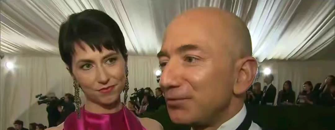 贝佐斯和前妻有夫妻相，他们生的三个儿子和他们共用一张脸。不得不说，上帝是公平的，