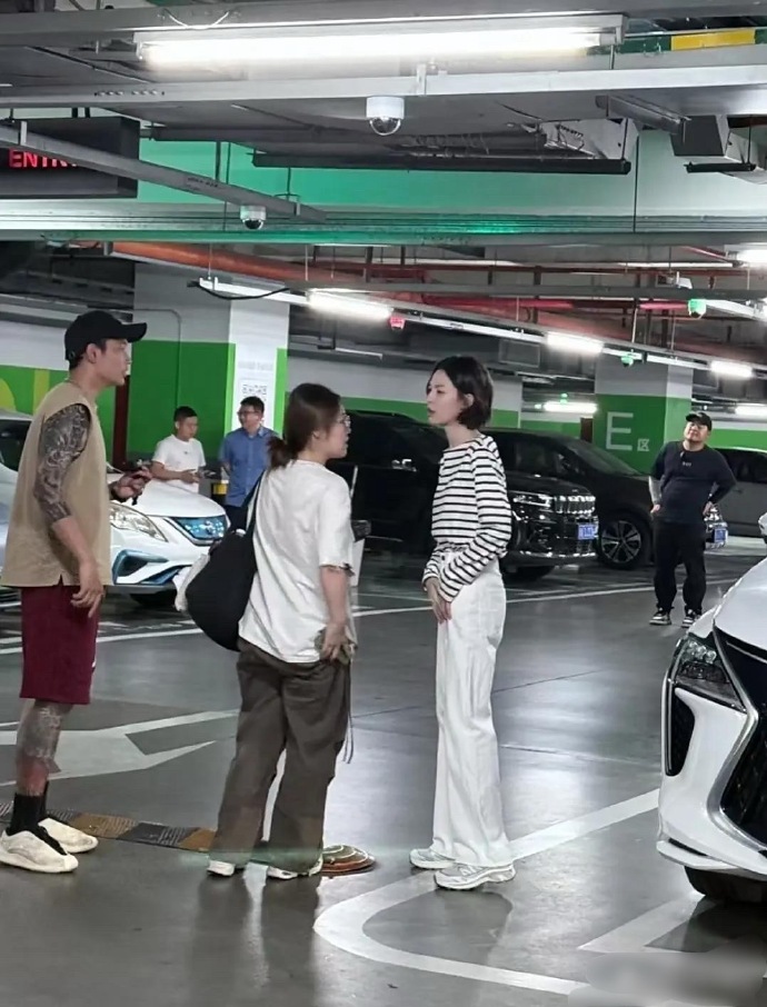 小细腰大长腿，感觉真人比电视上更好看 ​​​