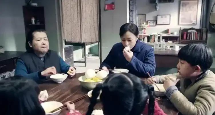 这部剧剧情确实丰富，通过诸多人物故事，生动地反映出那个时期人们形形色色的生活百态