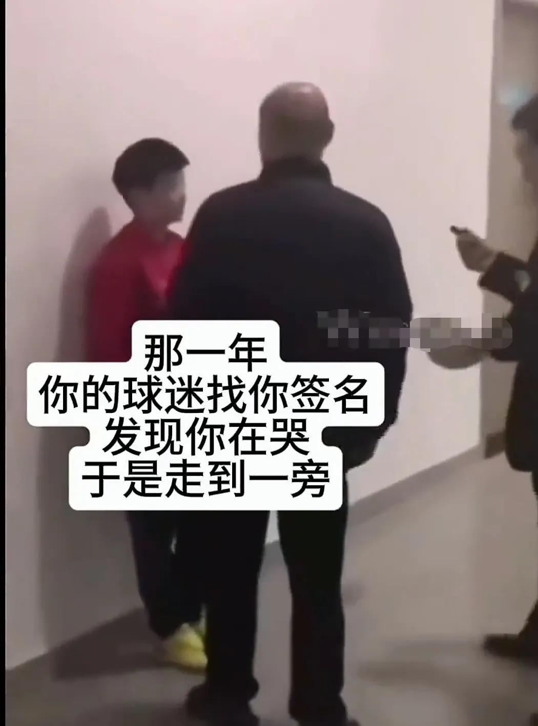 豆包的来时路从来没有那么顺畅。
这是粉丝角度看到的一幕，豆包在跟教练说话，有粉丝