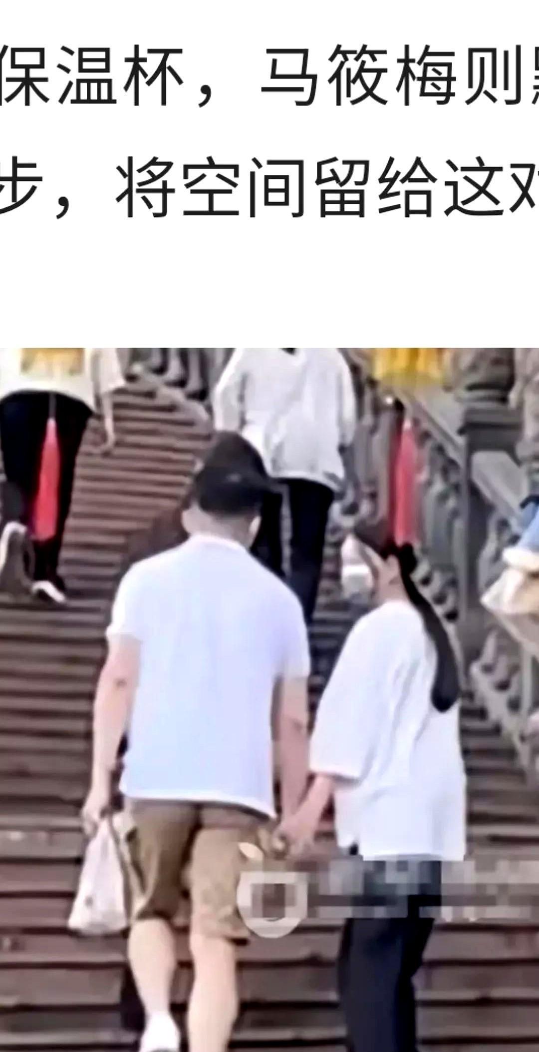 台北碧山岩正殿里，大S女儿小月和汪小菲、马小梅的现身引发关注。
小月蹲在大S供奉
