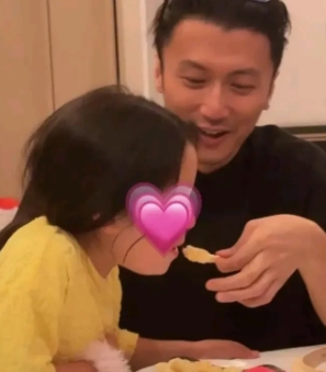谢振轩见父亲偏爱表妹，心中难免伤感
谢振轩看到自己的爸爸对表妹那么用心的陪伴，心