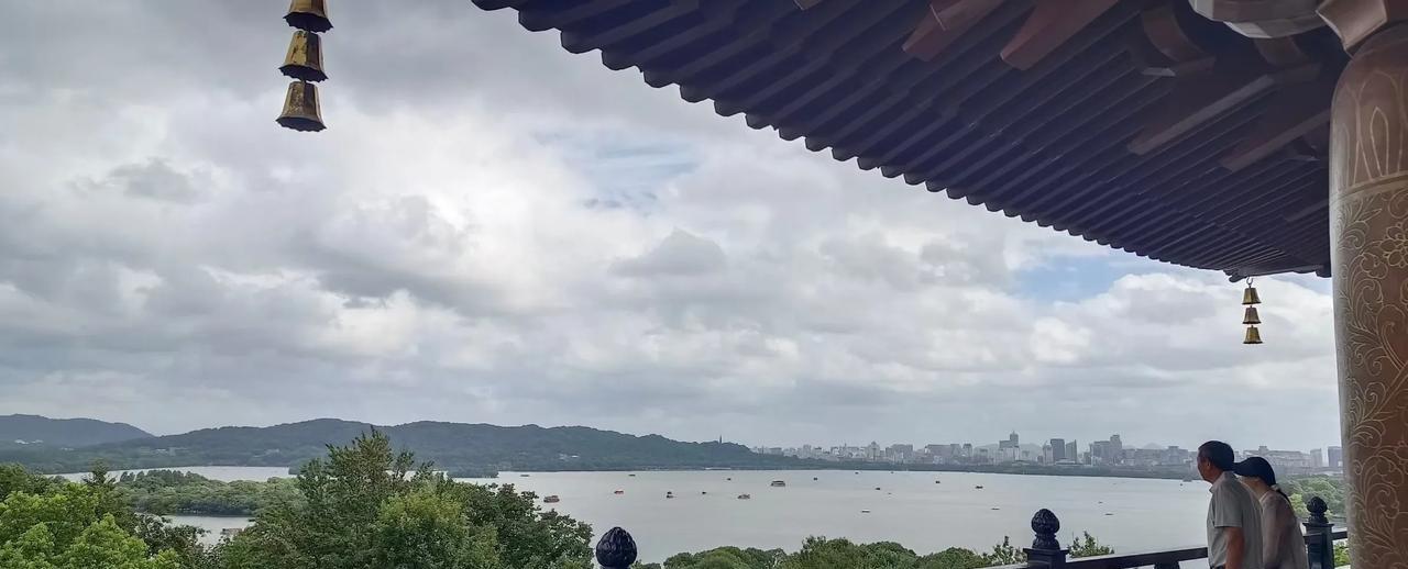 #一张图记录我家的天气情况#雷锋塔上望西湖