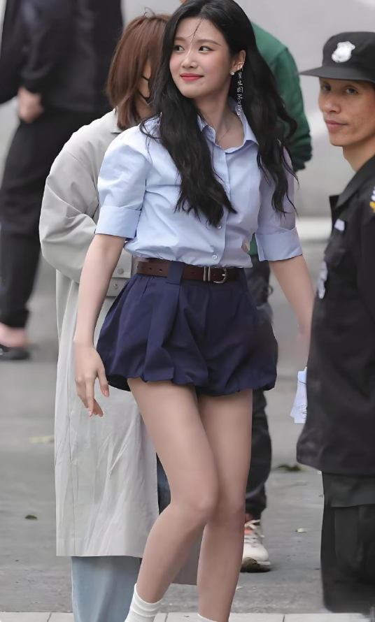 卢昱晓的腿型太标准了吧？肉肉的太漂亮了 ​​​
