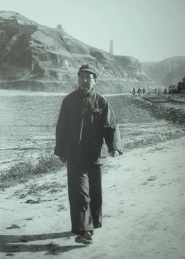 “打下锦州，就等于打开了解放全国的大门。”毛泽东在延安的窑洞里，一锤定音。

这
