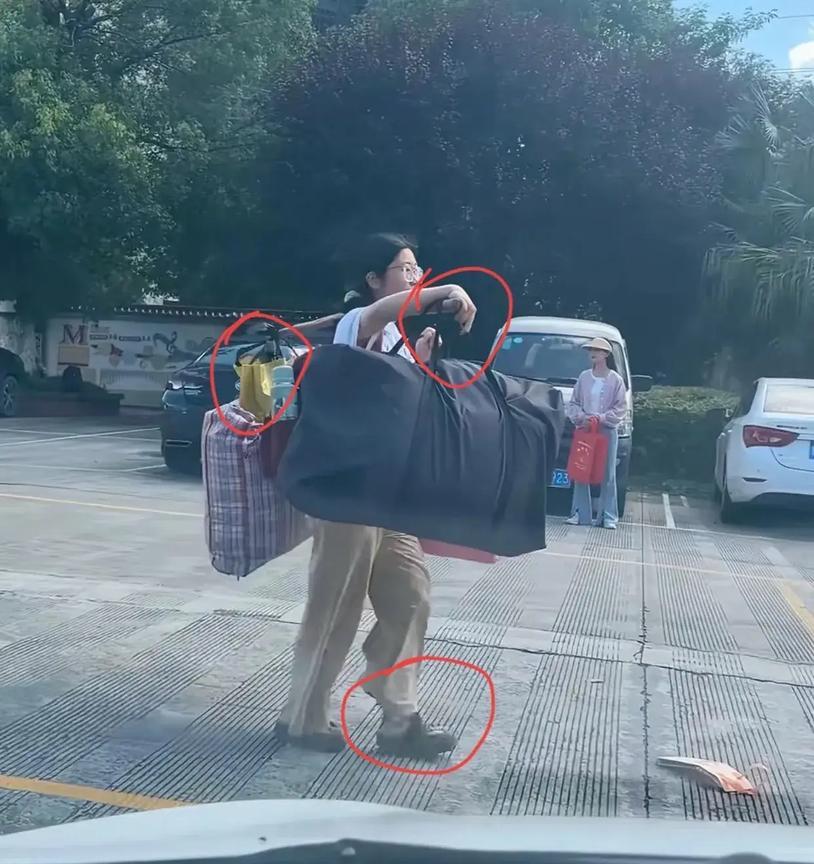 作为一位家长
你喜欢哪一种女孩？
一位懂事朴实
一位胡里花哨