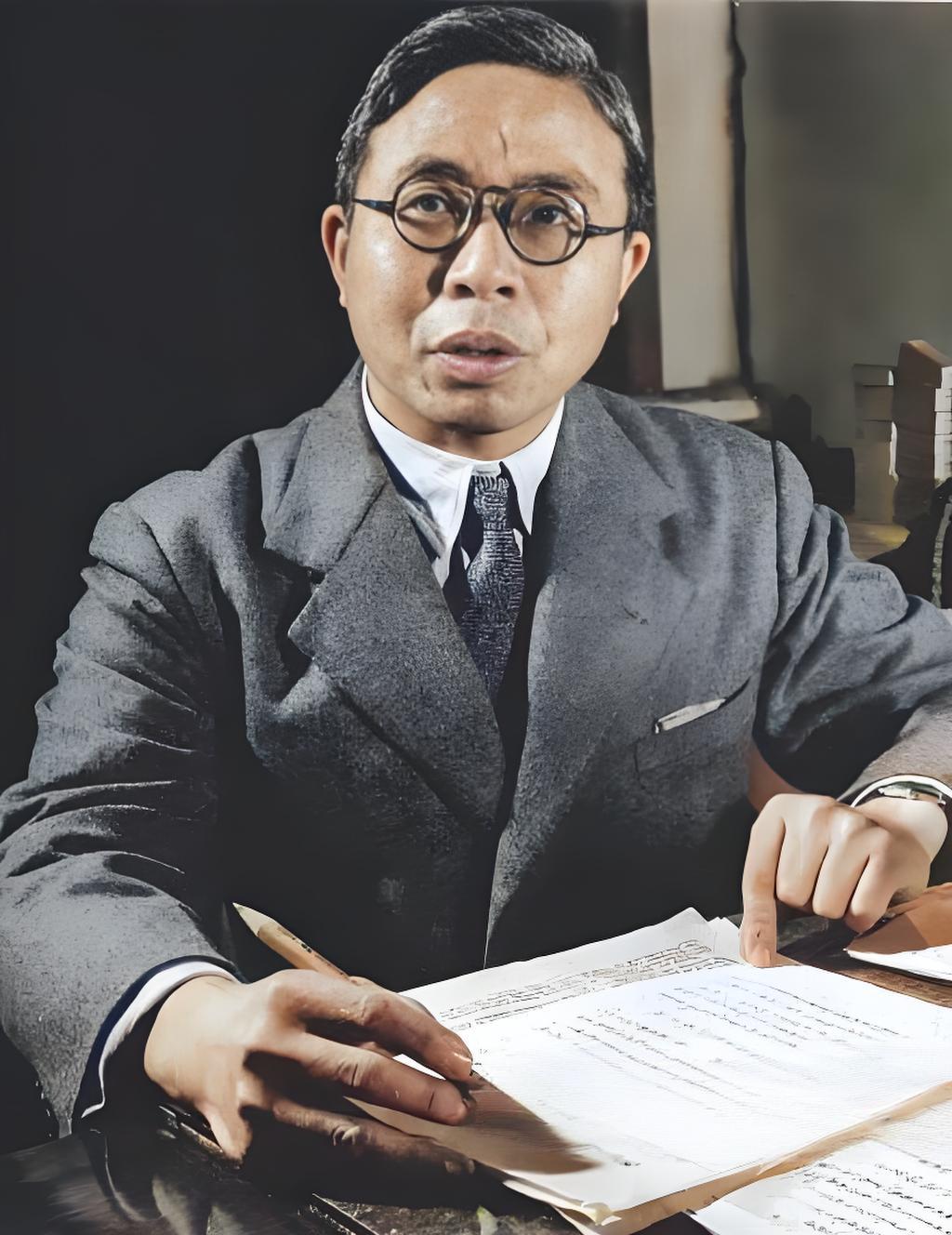 这是1941年在重庆的王世杰，当时他任国民党宣传部部长。这人在民国政坛算是个“笔