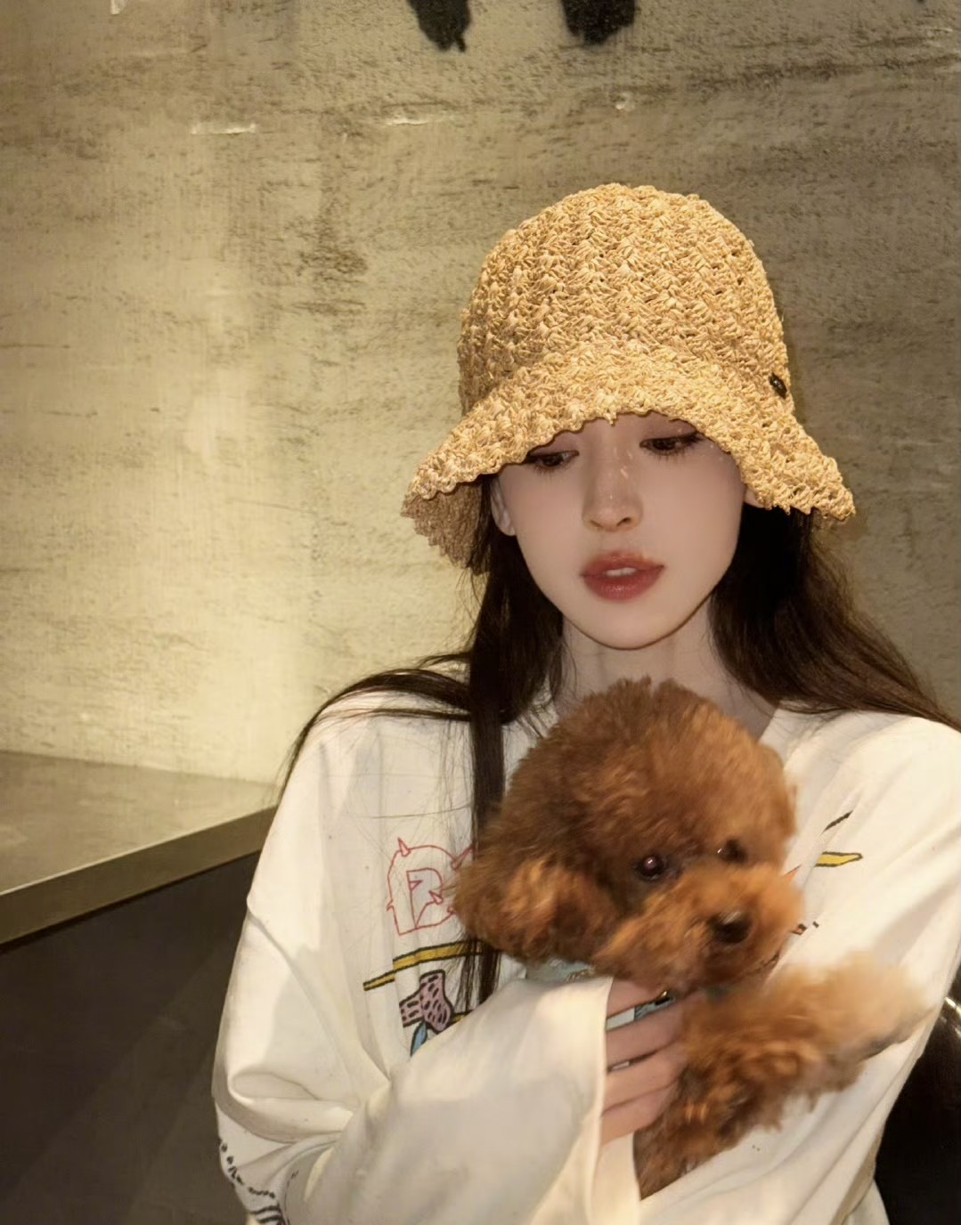 古力娜扎抱着小狗的样子太治愈了，毛茸茸的小家伙在她怀里乖巧的样子，看得人心都化了