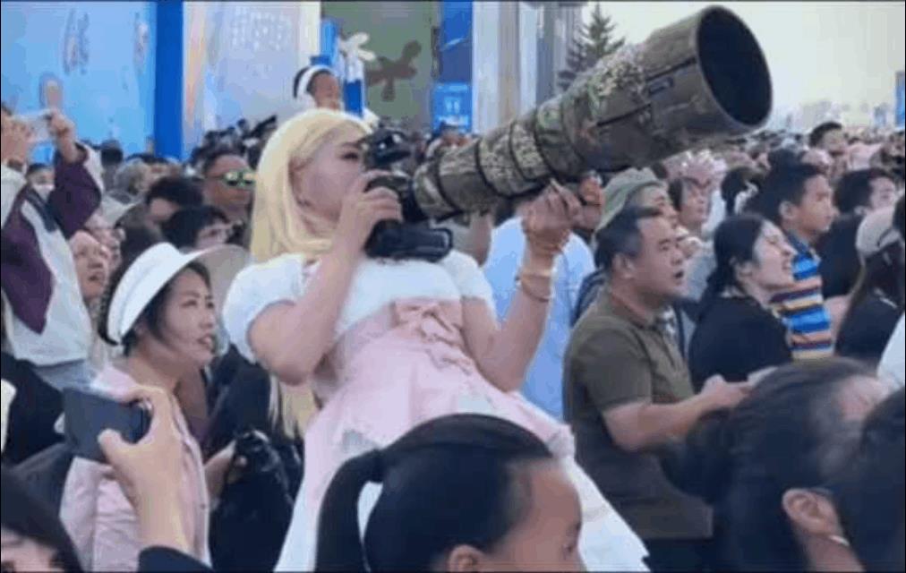 手中的大炮，环绕在长春航展，姑娘豪横霸气的拍，成为现场一道靓丽的风景线！
另外，