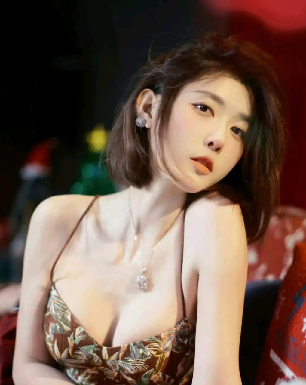聂小雨演绎极致性感美学，风情万种，轻松拿捏视觉焦点