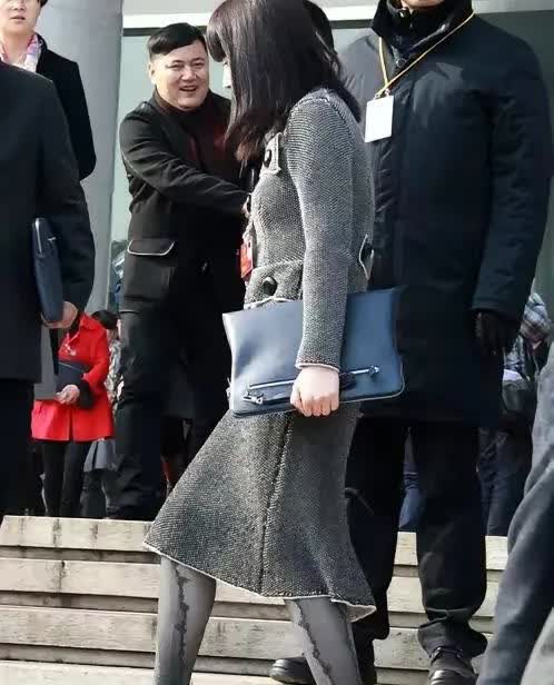 照片上是娃哈哈长公主宗馥莉年轻时参加某次会议时的情景，这时候的她无论是气质还是体