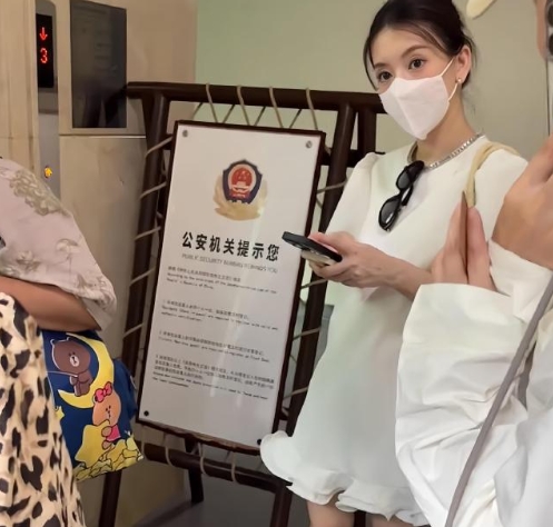 郭富城老婆的眼睛好漂亮啊。近日，有位网友偶遇郭富城的老婆，方媛怀三胎现身云南的画