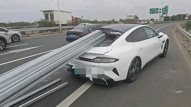 小米SU7车主被钢管运输车追尾
虎扑分享：
小米SU7车主被钢管运输车追尾，座椅