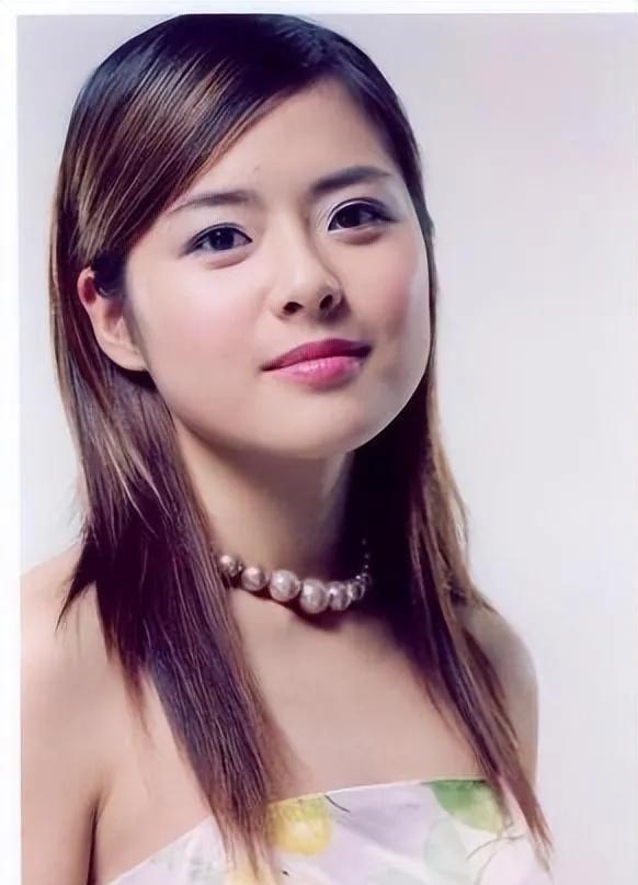 东方卫视美女主持，陈辰实力强大，情感甜蜜令人羡。她以甜美的笑容和活泼的性格赢得了