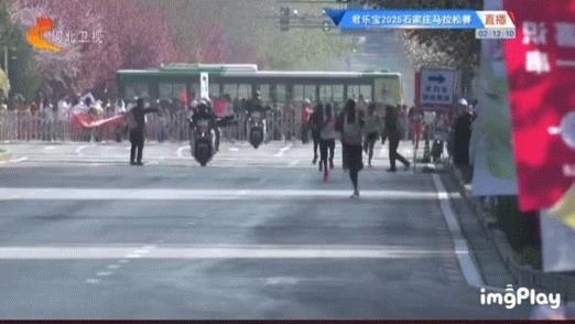 石家庄马拉松赛事的冠军团队，清一色又长又细的黑筷子[笑哭]
感觉这个赛事就是专门