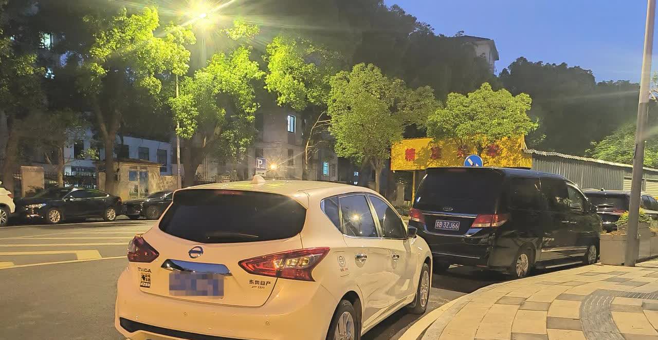 我去年买的骐达新车，酷动版的，白色，9万落地。
你还别说，这车上下班、买菜、接