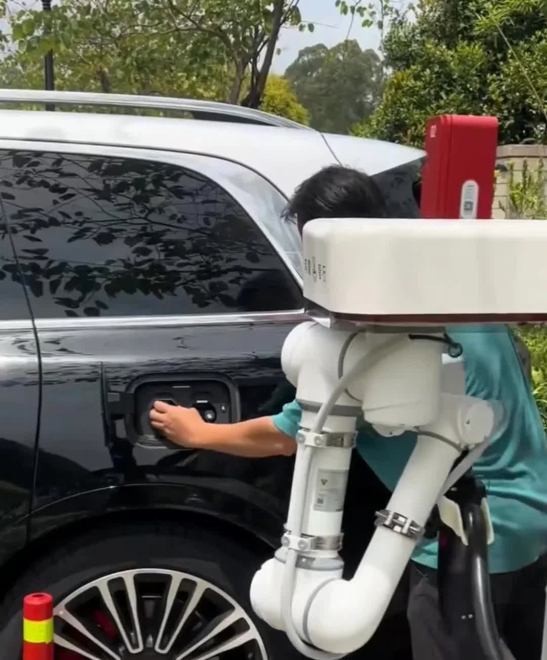 华为布局真早，自动驾驶加上自动充电！
这就意味着，以后你只需设定车子在半夜能够