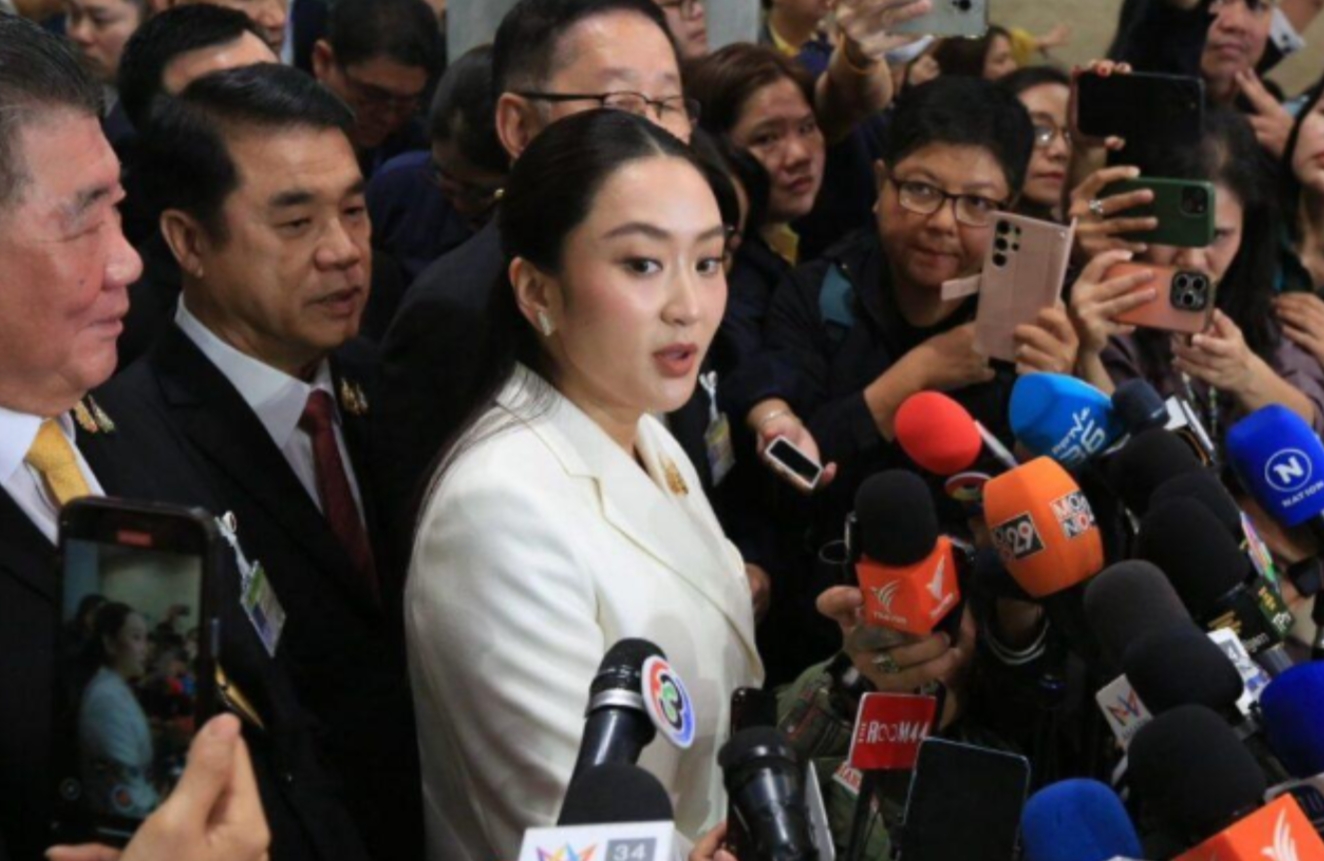 泰国总理佩通坦在3月24日一早，就奔向泰国国会大厦，参加泰国反对派举行的不信任辩